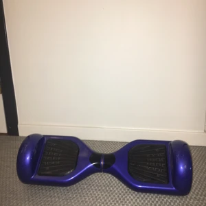 Airboard - Airboard säljes i fint skick. Säljes för 500 kr, men går att få billigare vid snabbt köp. Använd under en säsong, men har förrutom repor på dess undersida inga andra defekter. Laddare följer med. Nypris 2 200 kronor.