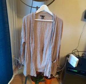  - Klassisk hm basis kofta! Väldigt skrynklig pga att den är nytvättad. Använd en gång. Väldigt gott skick! 