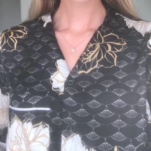 Pyjamas skjorta, matchande byxor - Säljer pyjamasen med matchande byxor, säljer då den inte kommer till användning!