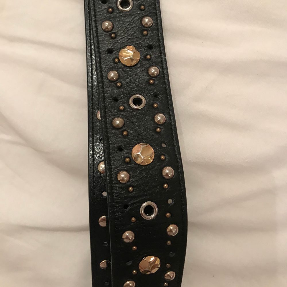 Ett så fint strap band från maje som passar perfekt till maje väskor men även till andra väskor om man vill byta ut bandet. Använd fåtal gånger så den är fortfarande i mycket bra skick. Säljer den för jag tyvärr inte får användning av den:( nypris:1600kr. Väskor.