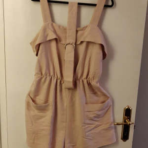 Beige playsuit - Beige playsuit med skärp, använd fåtal gånger men som ny! 😊 Kika gärna in vad mer jag säljer! 💞