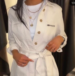 Beige/vit jeansjacka med knyte  - Endast testad, superfin men kommer inte till användning. Från vero moda. Storlek S💖