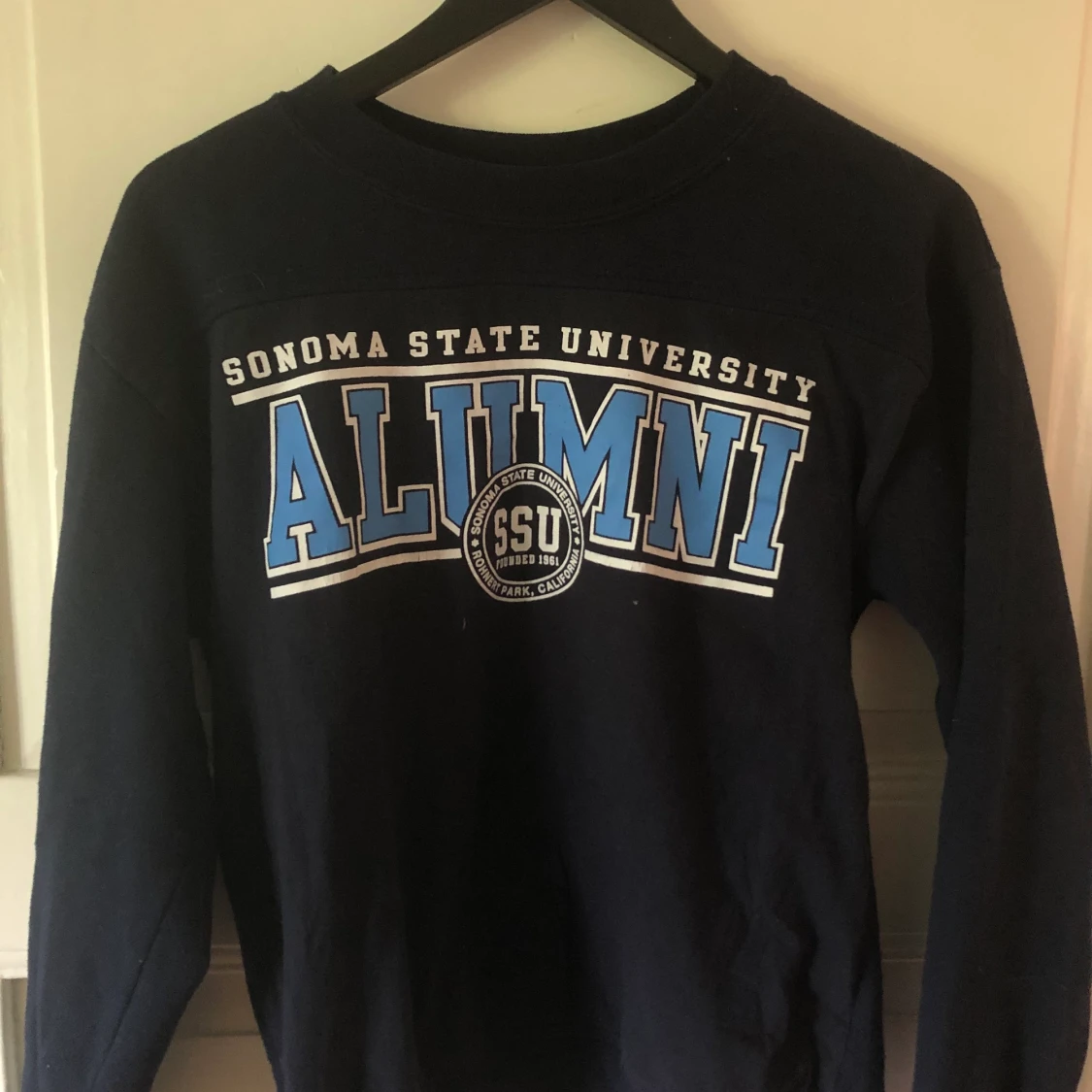 Mörkblå collage tröja