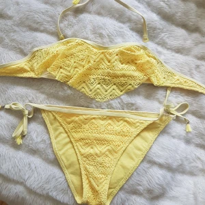 Gul bikini - Gul bikini, underdelen är M och överdelen S :) en toffs på ett av snörena har ramlat av. Frakt ingår!