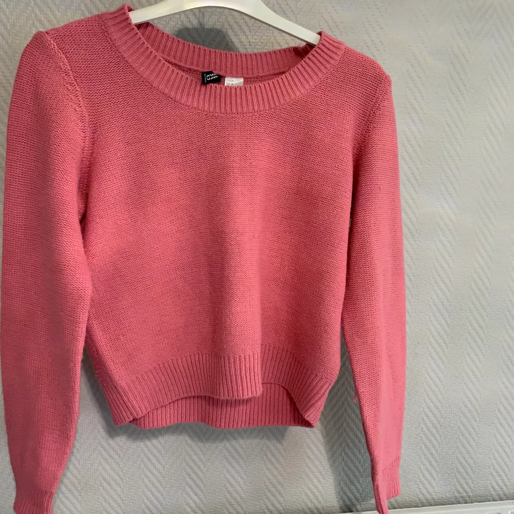 En fin rosa tröja från H&M som knappt har använts. Frakt betalas av köparen. . Toppar.