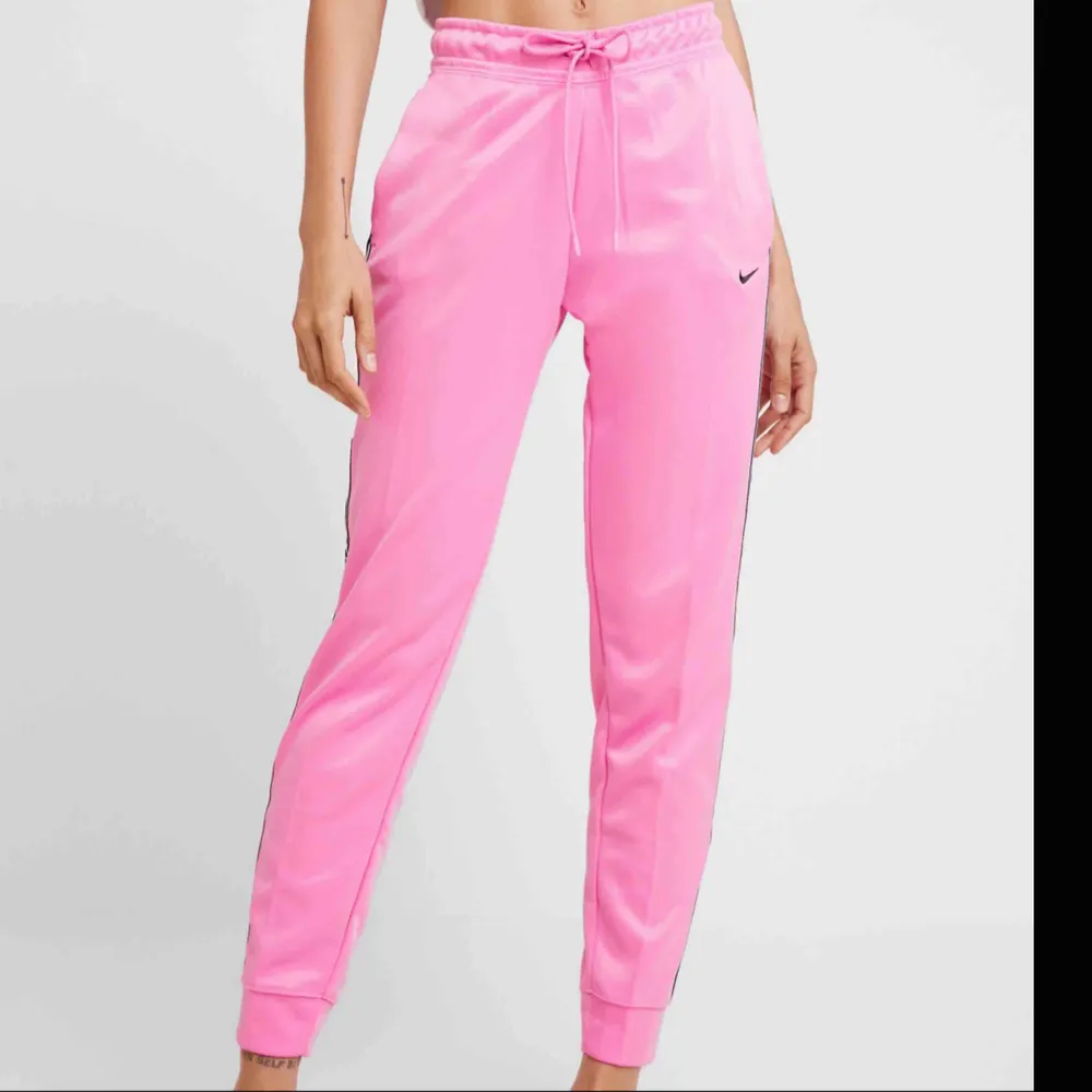 Snygga rosa nikebyxor, aldrig använda. Storlek M. Köparen står för frakt.. Jeans & Byxor.