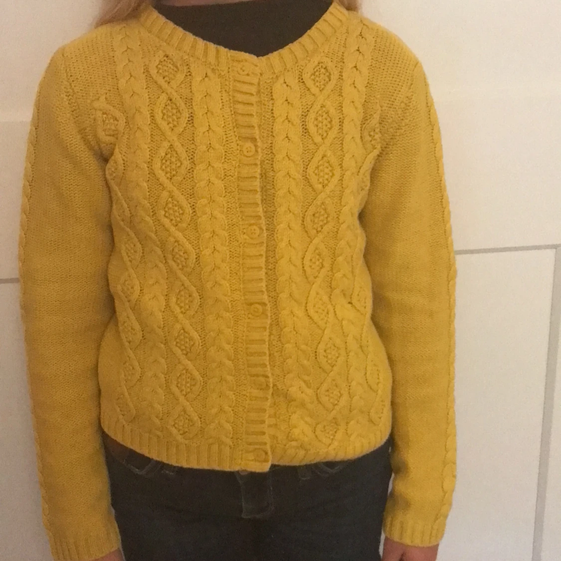 Gul, stickad kofta strl 134/140, 146/152 - 90