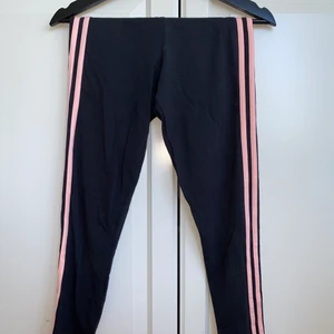 Adidas leggings  - Väldigt sköna leggings från adidas! Säljer pga för små. 💘