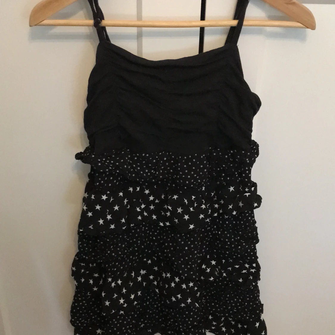 Svart klänning med stjärnor strl 170