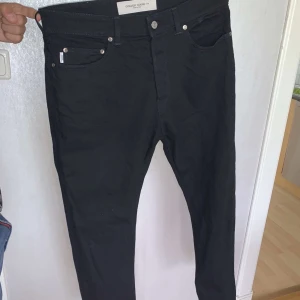 Äkta Golden goose byxor - Golden goose byxor köpta i abcd för 2640kr säljes för 1200kr pris kan diskuteras vid snabb affär storlek 31/31