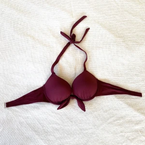 Vinröd bikinitopp - Bikinitopp från H&M. Knappt använd då den är för liten för mig. Superbra kvalite🌸 pris är diskuterbart 