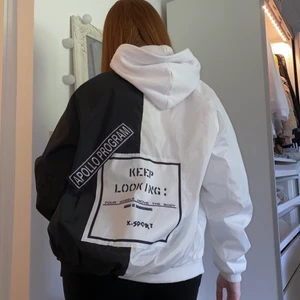 apollo jacka  - tunn jacka med snygga detaljer ⚡️ går att stänga med hjälp av en dragkedja, finns även lite skavanker, men inget som märks när jackan är på. storleken är lite oversized så beroende hur man vilk ha den passar den XS-M. kom med egna bud 🤍