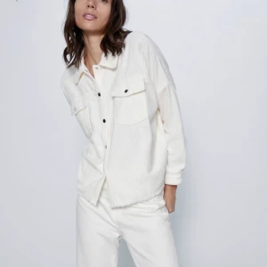 Manchester jacka - Manchester jacka från zara!! Super snygg men har inte kommit till användning pga andra jackor. Strl M och sitter super snyggt oversized💕💕 Slutsåld på zara och kostade 399kr