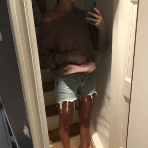 Tröja - Snygg tröja som man kan ha av ena axeln, används inte längre! Frakt ingår