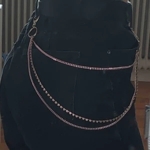  - Fettnice rosa kedja jag hitta när jag rensa mitt rum, den är lite ömtålig och kan ”gå isär” lite ibland men man kan bara sätta tillbaka kedjan igen, eventuellt limma lite där den går sönder  