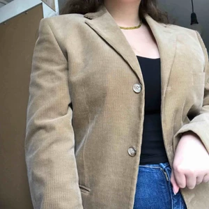  - En Manchesterkavaj som tyvärr inte kommer till användning men som är trendig och snygg. Har ingen lapp på storlek men är som en L, hade även suttit snyggt på en S/M för en oversized passform! Kan mötas i Göteborg annars står köparen för frakten 💞