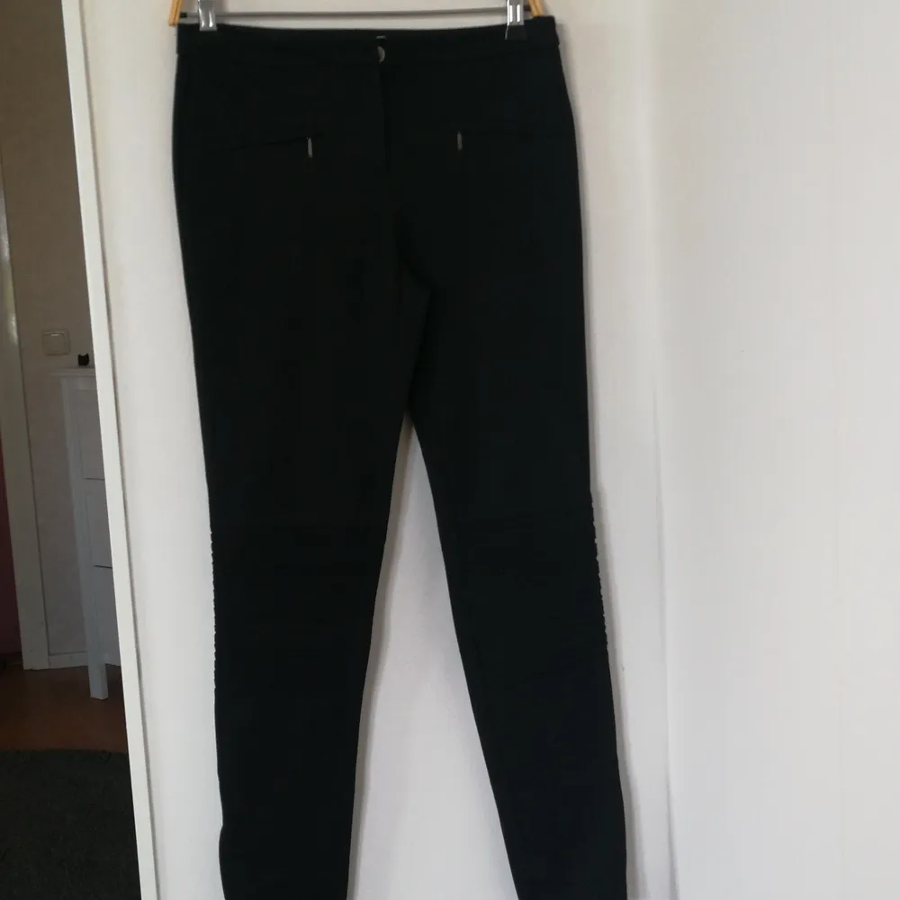 Mango pants/leggings in black. Size 36.low waist. 92cm long from hips . Jeans & Byxor.