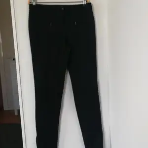 Mango pants/leggings in black. Size 36.low waist. 92cm long from hips 