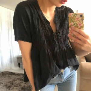  - blus i storlek M, passar även S💘  i begagnat skick Kan mötas upp i Örebro, annars GRATIS frakt!! 