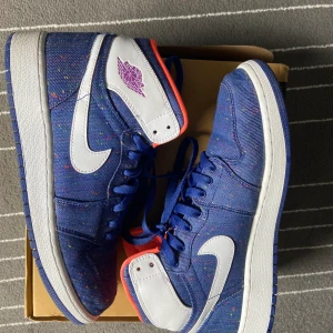 Air Jordan 1 mids - Säljer dessa air Jordan 1 Mids i strl 40,5. Dock liiiite mindre i storleken. Super skick, som nya nästan. Möts i Sthlm eller fraktar mot kostnad. Svarar gärna på frågor :)