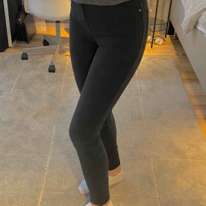  - Ett par mörkgröna byxor från lager 157💕i vissa ljus ser dem svarta ut men oftast mörkgröna. Dem är i bra skick, bara använt 3-4 ggr.  Kunden betalar frakten💕 