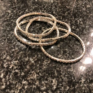  - Säljer dessa snygga armband💕💕man får alla dessa 4 för ett bra pris🌸frakt tillkommer