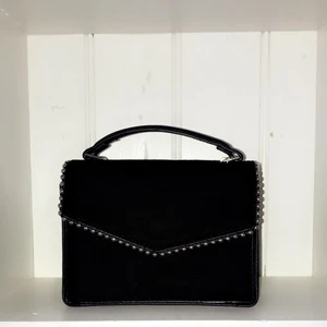 Jätte fin väska från Bershka - Jättefin liten väska från Bershka, använd bara ett fåtal gånger.