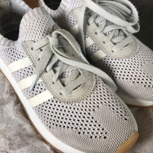Adidas skor stl 37 1/3 - Säljer ett par adidas skor som är änvända ett fåtal gånger. Köpte för 1000kr men säljer för 400, pris kan ju alltod diskuteras