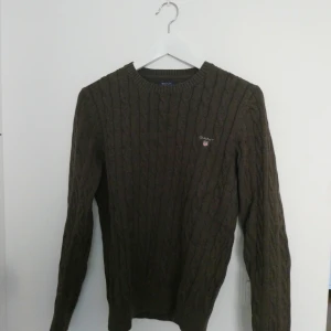 GANT stickad tröja - Brun ribbstickad tröja från GANT. Storlek S. Köparen betalar frakt. 