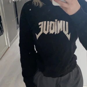 Svart Hoodie med tryck - En jättefin och bekväm hoodie från ginatricot som inte passar mig. I storlek S