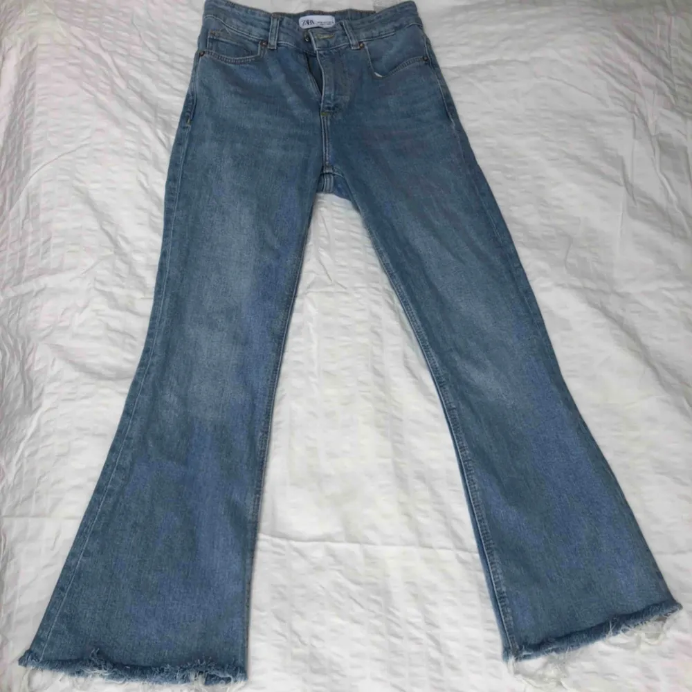 Jätte fina ljusblå utsvängda jeans från zara, knappt använda 💕. Jeans & Byxor.