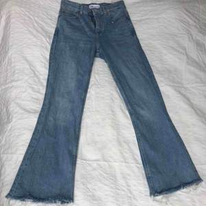 Jätte fina ljusblå utsvängda jeans från zara, knappt använda 💕