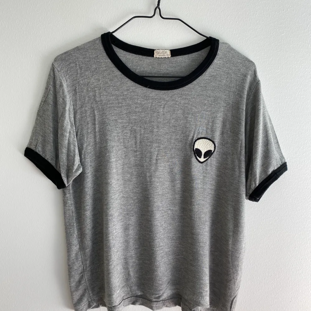 Supersöt och mjuk grå t-shirt från Brandy Melville. Passar XS/S. Använd några gånger men i fint skick! Kan mötas upp i Malmö annars kostar frakten 44kr. T-shirts.