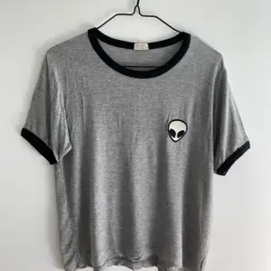 Supersöt och mjuk grå t-shirt från Brandy Melville. Passar XS/S. Använd några gånger men i fint skick! Kan mötas upp i Malmö annars kostar frakten 44kr