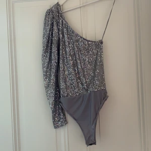 Body - Jättefin body från Zara som passar perfekt till fest:) frakt ingår ej 