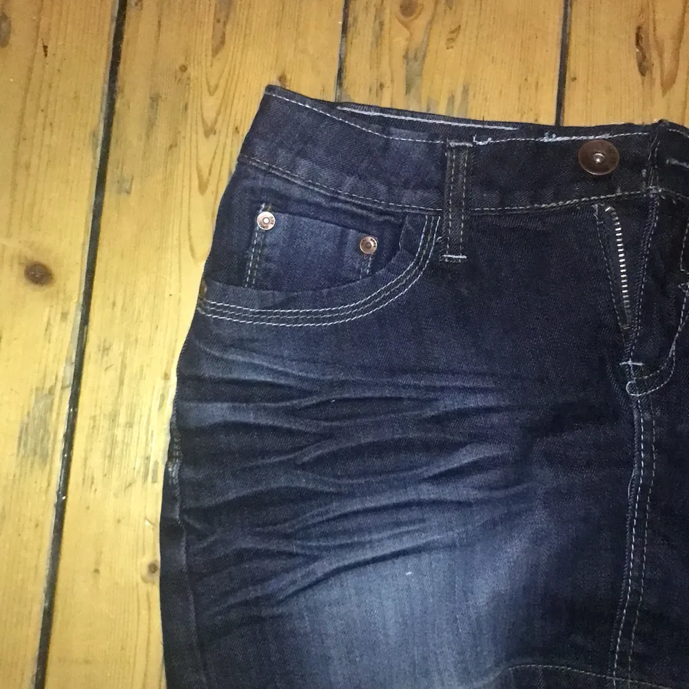 Snygg miss Anna jeans kjol med coola detaljer och glitter tråd på baken storlek är runt en 75-77 i waist. Kjolar.