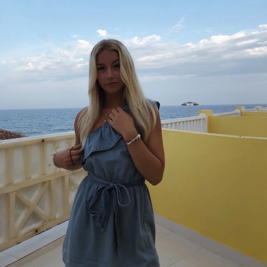 Blå oneshoulder klänning - 90