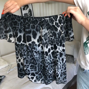 Leopard offshoulder topp - Offshoulder topp i svart/grå/vit leopard. Stl Xs. Knaplt använd. Köpt på Twoangels i Gbg.  