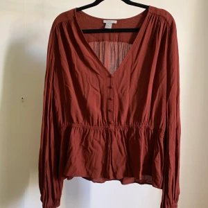 Roströd topp - Roströd topp från H&M, storlek 46. Markerad ärmöppning.  Köparen står för frakt men kan mötas i Stockholm! ✨