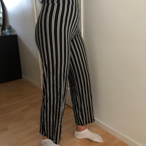 Vida byxor - Sköna byxor från zara. Sitter bra, svarta med vita ränder. Storlek xs men passar för mig som är s. 