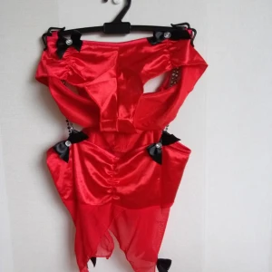  - Underklädes sett i rött med svarta rosetter. Aldrig använd i storlek s/m mer som en s. 