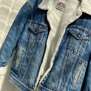 Oversize Fodrad jeansjacka från Levis - Säljer min jättefina jeansjacka från Levis. Klar höst och vinterfavorit men är dags att den får en ny ägare nu. Oversize och passar alla från s-l beroende på hur man vill att den ska sitta. Nypris: 1099, säljer för 300:- köparen står för frakt. 