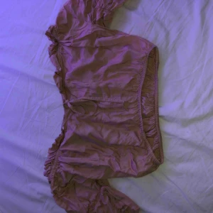  - Off shoulder topp från nakd framtagen tillsammans med Linn Ahlborg🔥 Nyskick, endast använd på julafton💓 Fler bilder kan lösas, köpare betalar för frakt💞