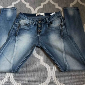 Lågmidjade jeans - Snygga lågmidjade jeans. Fint skick. Stl 38 från Blue Rags. 