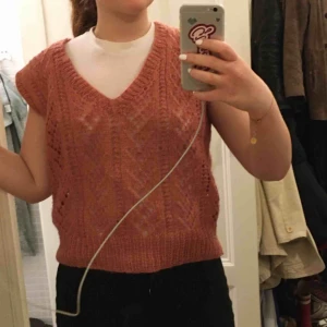  - Rosa stickad väst. Bra skick! Ingen angiven storlek eller märke så skulle gissa att någon stickat den själv. Bara att fråga om du undrar något!