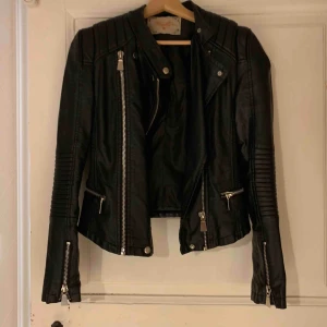 Skinnjacka - Snygg Skinnjacka. Sömmen i armhålan på insidan av jackan har gått upp, men inget som syns utanpå, annars fint skick. Använd ett fåtal gånger 