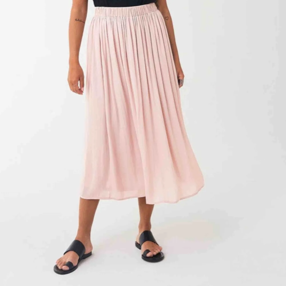 Jag säljer denna jättefina & somriga kjol som är SLUTSÅLD, från gina. Den är använd ungefär 3ggr, har inga slitningar eller liknande. Färgen ville inte göra sig rätt på mina bilder men den är ljusrosa (liknande första bilden). Frakt ligger på 44kr💞🦋💗🥺. Kjolar.