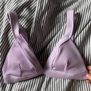  - Lila bikini från hollister, använd två gånger !