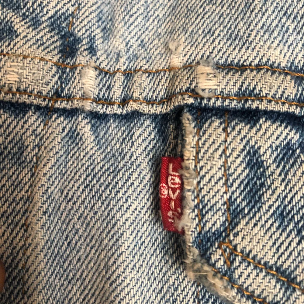 Säljer min jeansjacka från Levis, väldigt Retro! Kommer inte till användning drf söker ny ägare som kan bära runt den denna sommar, sjukt snygg som oversize 🤩 lappen där bak har tvättats bort men är äkta! (FRAKTEN IGÅR 🚚🚚). Jackor.