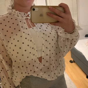 Söt prickig tröja  - Köpt på nakd, relativt ny och bara använd 3 gånger, sjukt snyggt att ha en Spetsbehå under